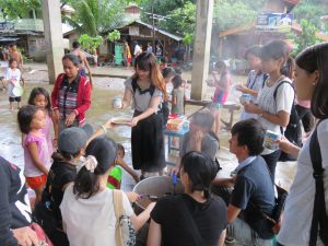 セブのボランティアで食事配給