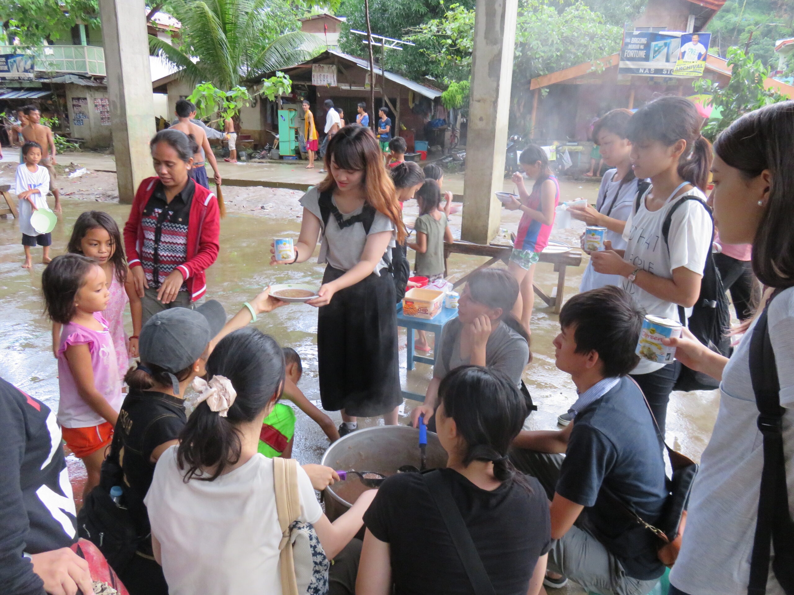 セブのボランティアで食事配給