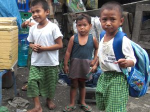 学校教育を受けるセブの子ども