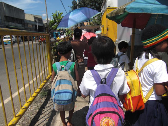 奨学金で教育を受ける子ども