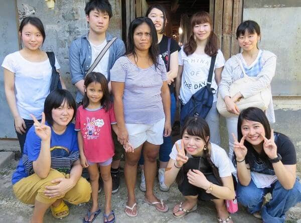 海外ボランティアの大学生