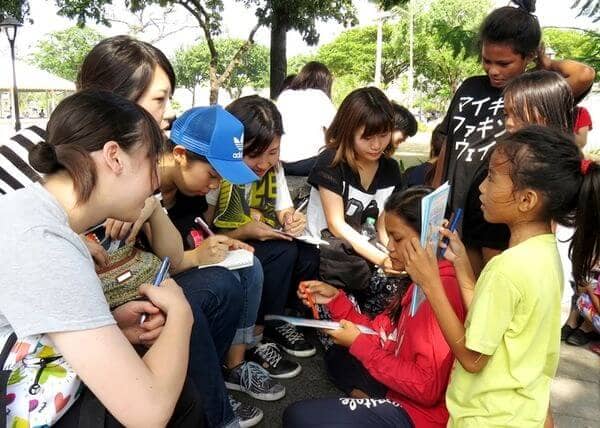 海外ボランティアの大学生