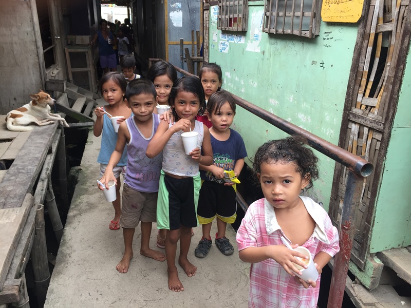 フィリピンのスラムの子供