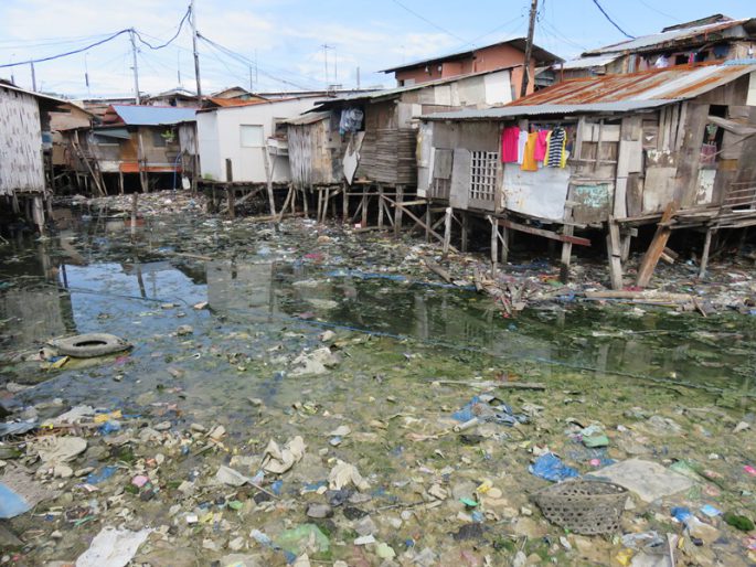 セブのスラムのゴミ
