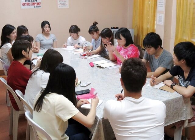 海外ボランティアに参加する大学生