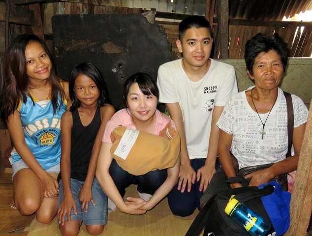 海外ボランティアに参加する大学生