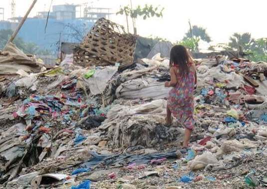 ゴミ山の少女
