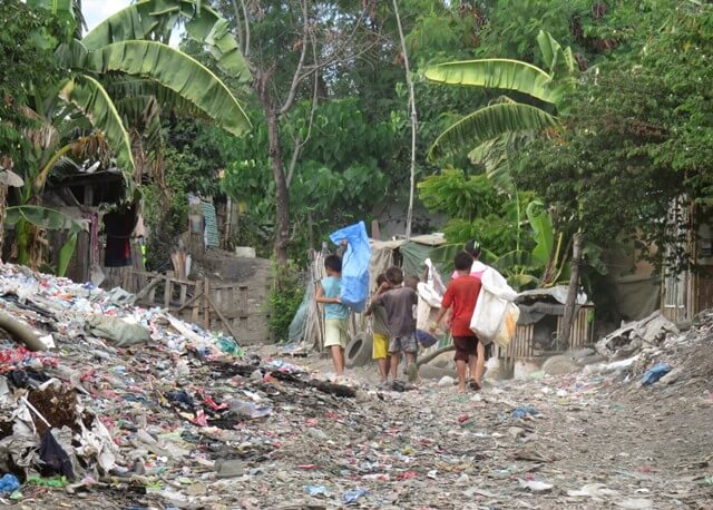 ゴミ山で働く子ども