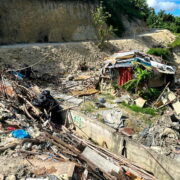 崩壊したゴミ山の小屋