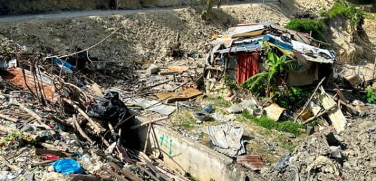 崩壊したゴミ山の小屋