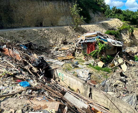 崩壊したゴミ山の小屋
